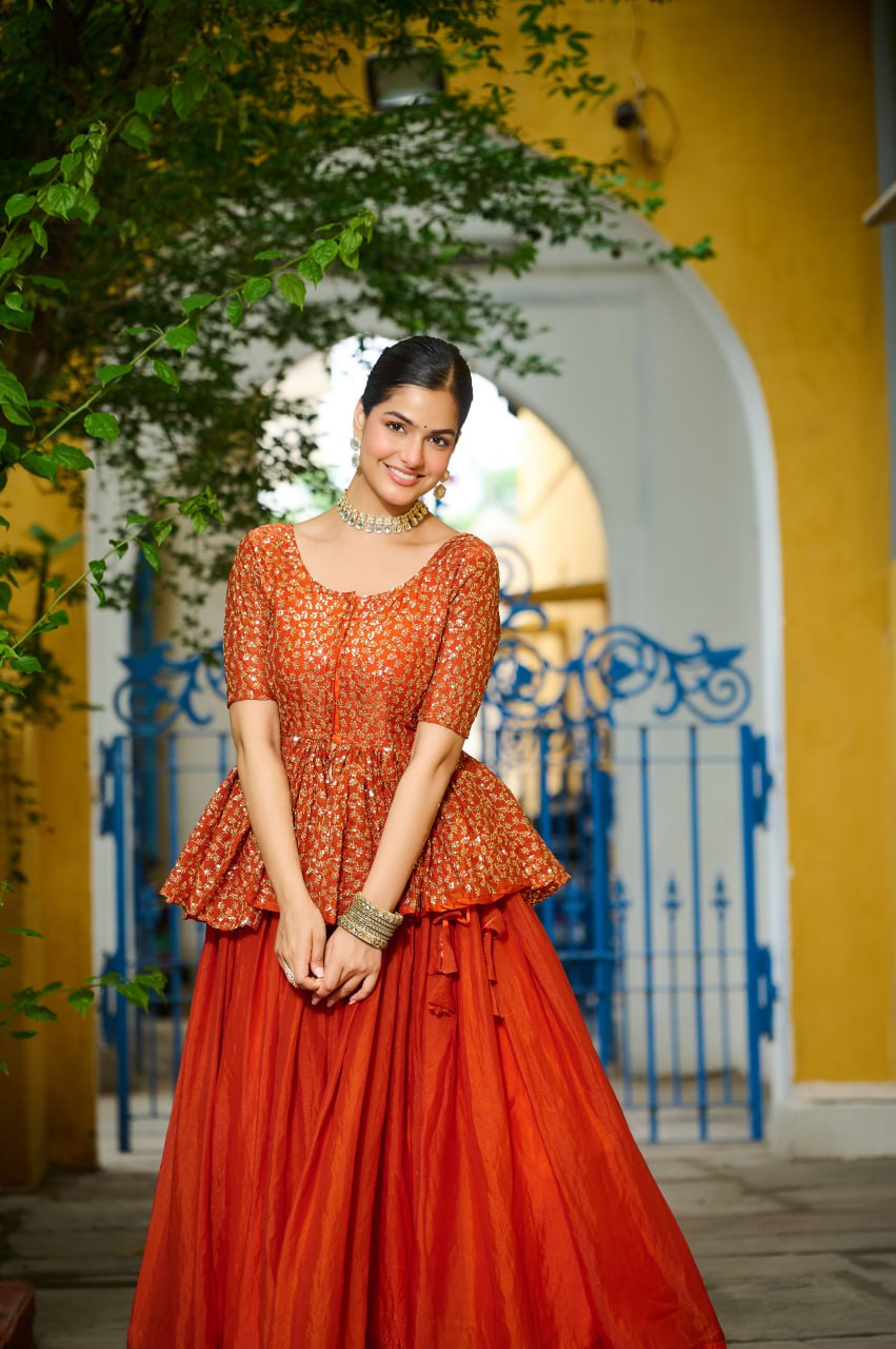Chain Attached With Dori-Latkan Closure in Lehenga