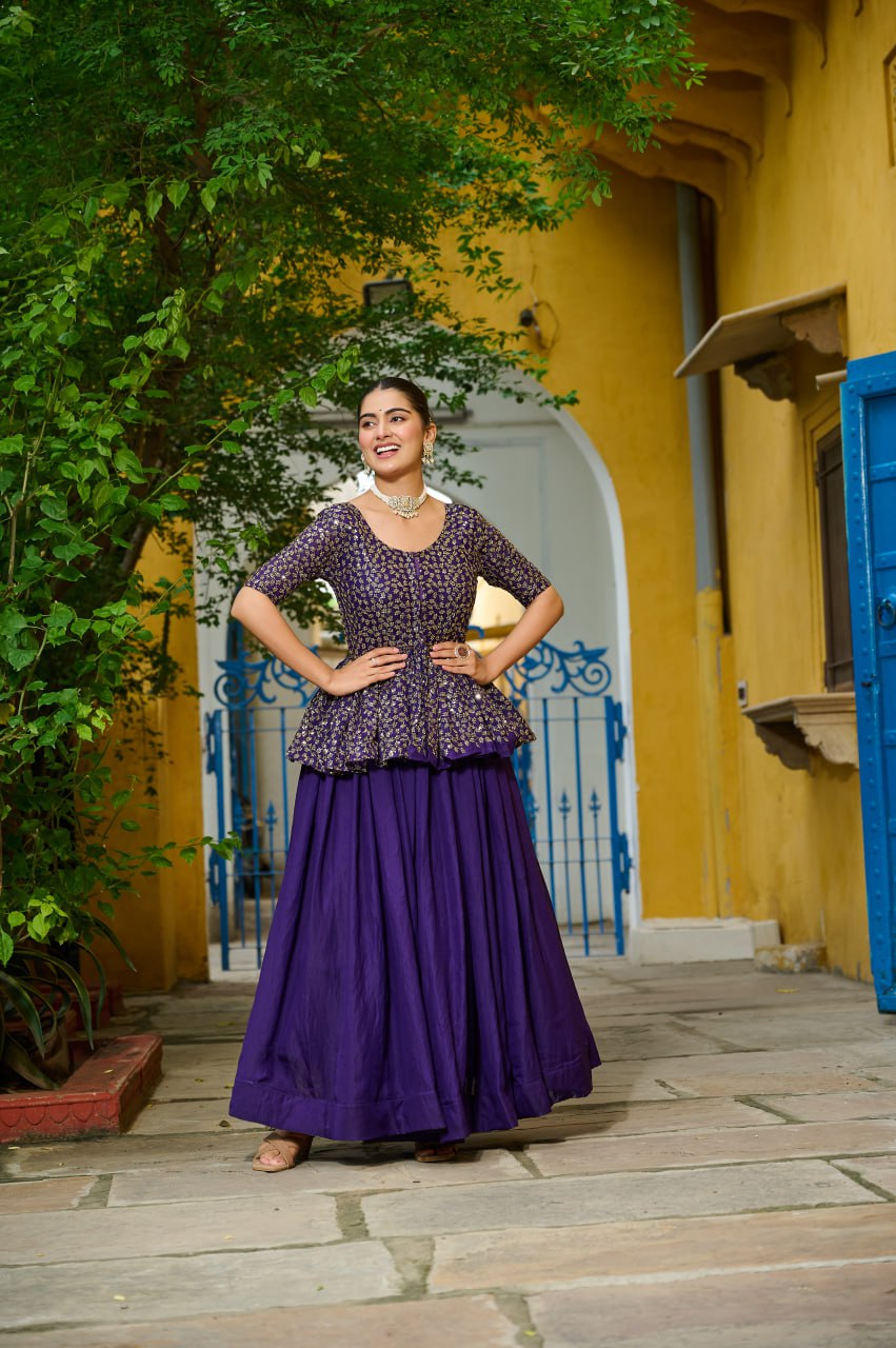 Chain Attached With Dori-Latkan Closure in Lehenga