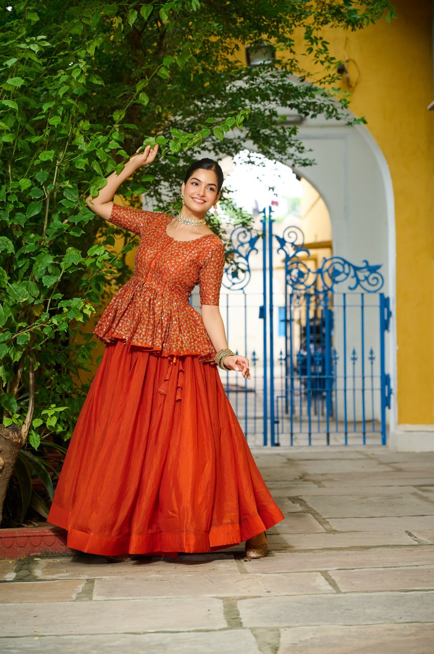 Chain Attached With Dori-Latkan Closure in Lehenga